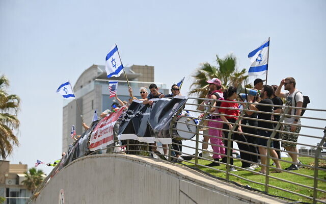 Des manifestants protestent contre la réforme judiciaire israélienne, devant la réunion du conseil d'administration de l'Agence juive pour Israël à Tel Aviv, Israël, le 23 avril 2023. (Crédit : Canaan Lidor/Times of Israel)
