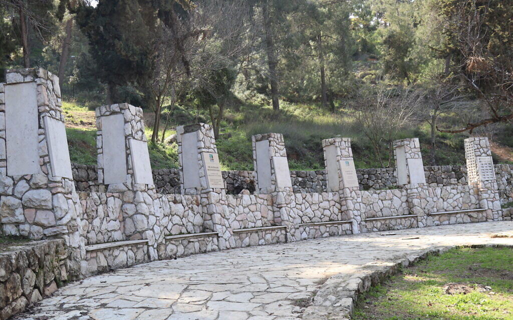 Les murs de commémoration le long du Cedar Trail dans la forêt de Jérusalem. (Crédit : Shmuel Bar-Am)