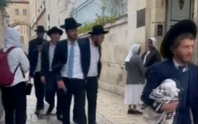 Un juif ultra-orthodoxe crachant en direction de deux religieuses catholiques à l'église de la Flagellation dans la Vieille Ville de Jérusalem. (Crédit : Capture d'écran de la Douzième chaîne)