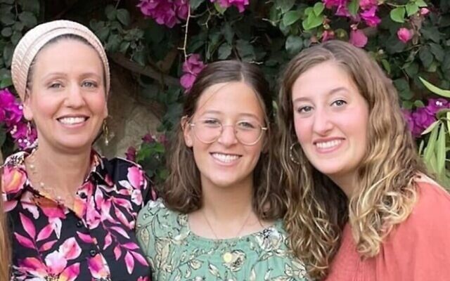 De gauche à droite : Lucy Dee, avec ses filles Rina et Maia. Elles sont mortes toutes les trois après une fusillade terroriste en Cisjordanie le 7 avril 2023. (Autorisation)