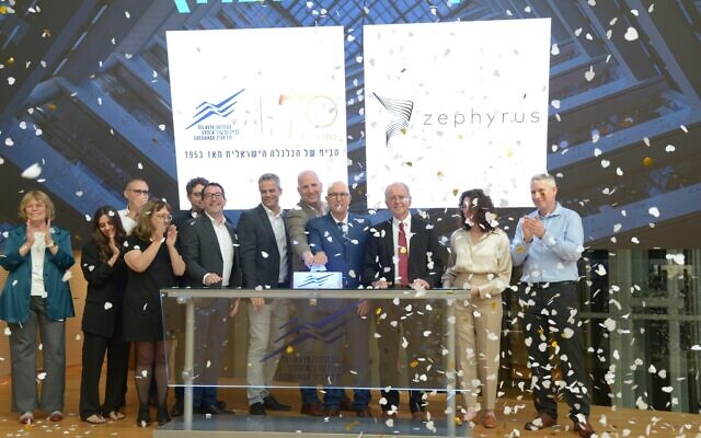 L'équipe de direction de Zephyrus Wing Energies Ltd. ouvre le marché à la Bourse de Tel-Aviv avec des représentants de la bourse, le 23 avril 2023. (Crédit : Liat Mandel)