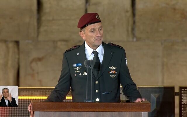 Le chef d'état-major de Tsahal, Herzi Halevi, s'exprimant lors de la cérémonie de Yom HaZikaron au mur Occidental, le 24 avril 2023. (Crédit : Capture d'écran YouTube)