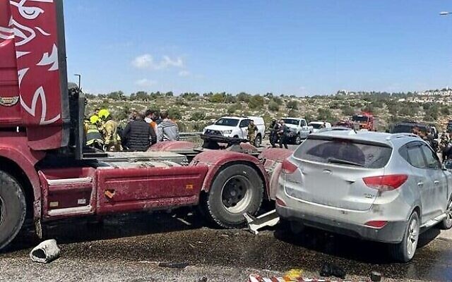 La scène d'une collision entre un camion et deux véhicules sur la route 60 dans le nord de la Cisjordanie, le 5 avril 2023. (Crédit : Magen David Adom)