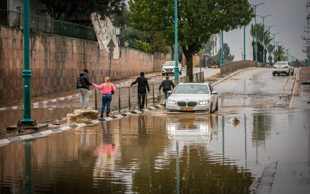 Une route inondée après de fortes pluies dans la ville de Lod, au centre d'Israël, le 16 janvier 2022. (Crédit : Yossi Aloni/Flash90 via JTA)