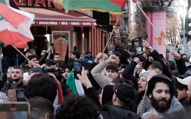Vidéo d'un rassemblement contre Israël à Berlin, téléchargée sur YouTube le 9 avril 2023. (Crédit : Capture d'écran/YouTube)