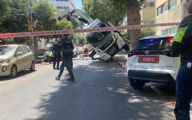 Le lieu de l'effondrement d'une grue sur la rue Reines à Tel Aviv le 1er mai 2023 (Crédit : Magen David Adom)