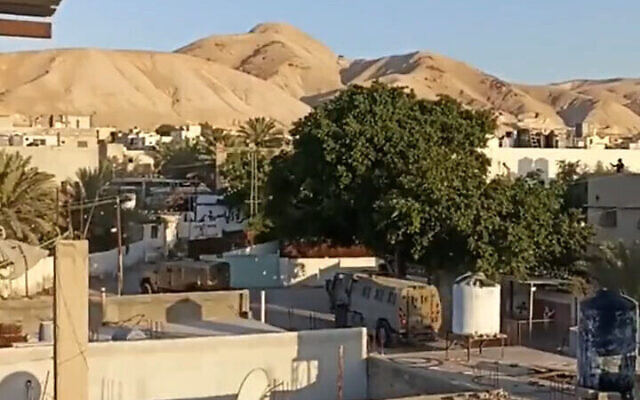 Des véhicules militaires israéliens sont vus dans la ville de Jéricho, en Cisjordanie, le 1er mai 2023. (Crédit : Capture d'écran/Twitter)