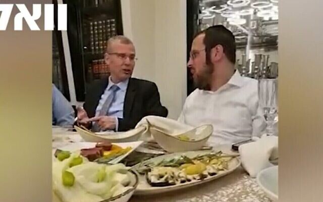Le ministre de la Justice Yariv Levin (à gauche) lors d'un dîner avec des militants haredi, le 1er mai 2023. (Crédit : Capture d'écran Walla : utilisée conformément à l'article 27a de la loi sur les droits d'auteur)