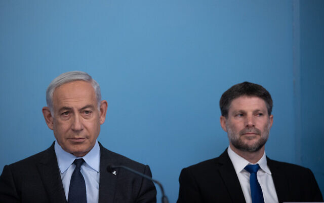 Le Premier ministre Benjamin Netanyahu (à gauche) et le ministre des Finances Bezalel Smotrich lors d'une conférence de presse, au bureau du Premier ministre à Jérusalem, le 30 avril 2023. (Crédit : Alex Kolomoisky)