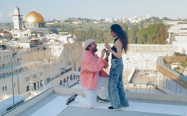 L'acteur Brett Gelman a demandé en mariage sa petite amie de longue date, la musicienne Ari Dayan, à Jérusalem le mois dernier. (Crédit : Capture d'écran via Instagram/JTA)