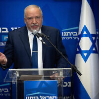 Le président du parti Yisrael Beytenu, Avigdor Liberman, s'exprimant lors d'une réunion de sa faction à la Knesset, à Jérusalem, le 1er mai 2023. (Crédit : Yonatan Sindel/Flash90)