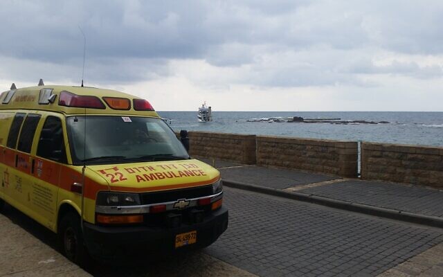 Illustration : Une ambulance du Magen David Adom sur la côte du centre d'Israël. (Crédit : Magen David Adom)
