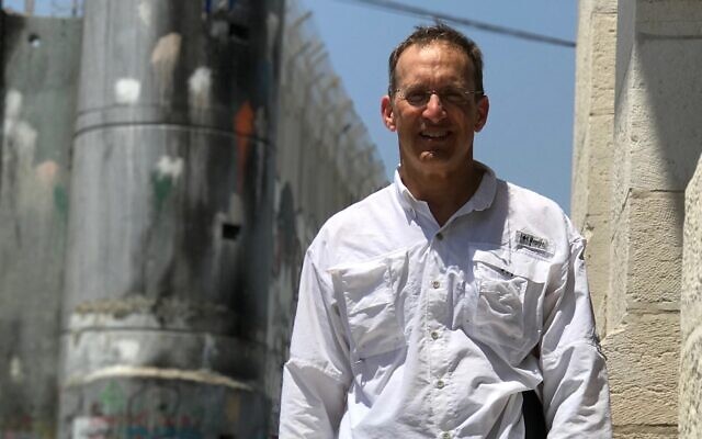 Le Dr Steve Feldman, lors d'un voyage en Cisjordanie. (Crédit : Autorisation de Steve Feldman/ via JTA)