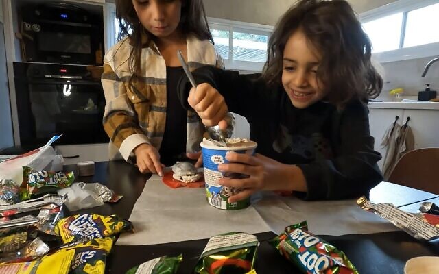 Des enfants participent à une tendance, en enroulant de la crème glacée avec des Fruit Roll-Ups. (Crédit : Capture d'écran/YouTube : utilisée conformément à l'article 27a de la loi sur le droit d'auteur)