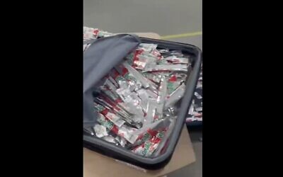Les autorités douanières israéliennes découvrent des valises remplies de centaines de Fruit Roll-up à l'aéroport international Ben Gurion. (Crédit : Capture d'écran/Twitter, utilisée conformément à la clause 27a de la loi sur les droits d'auteur)
