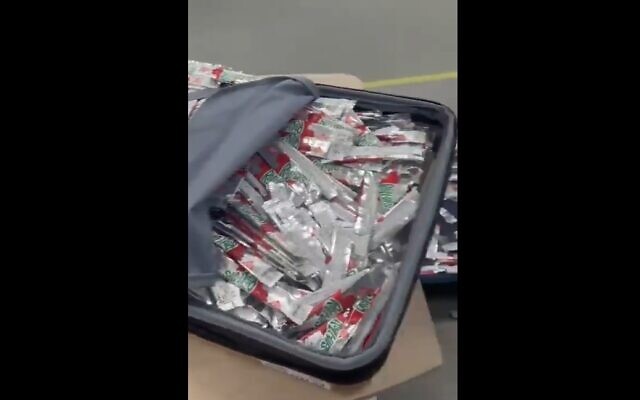 Les autorités douanières israéliennes découvrent des valises remplies de centaines de Fruit Roll-up à l'aéroport international Ben Gurion. (Crédit : Capture d'écran/Twitter, utilisée conformément à la clause 27a de la loi sur les droits d'auteur)