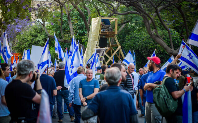 Des manifestants devant la maison de l'ancien président de la Cour suprême Aharon Barak, à Tel Aviv, le 4 mai 2023. (Crédit : Avshalom Sassoni/Flash90)
