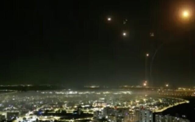 Dôme de fer interceptant des roquettes tirées depuis Gaza au-dessus du centre d'Israël, le 11 mai 2023 (Crédit : Capture d'écran/Douzième chaîne)