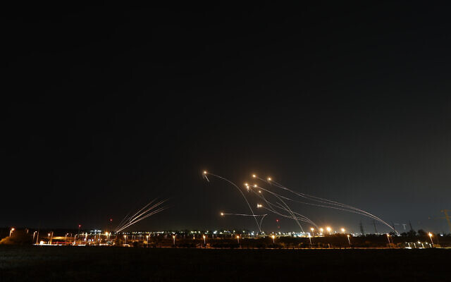 Le système de défense israélien Dôme de fer intercepte les roquettes lancées depuis la bande de Gaza, à Sderot, dans le sud du pays, le 11 mai 2023. (Crédit : JACK GUEZ / AFP)