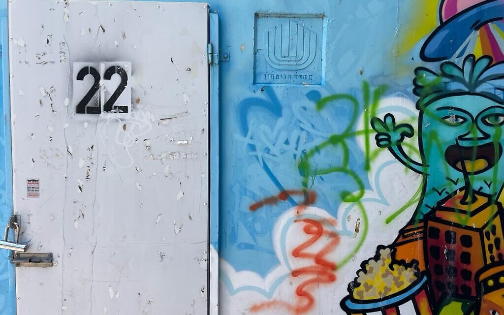 Un mini-abri public à Ashkelon, le 11 mai 2023 (Crédit : Carrie Keller-Lynn/The Times of Israel)