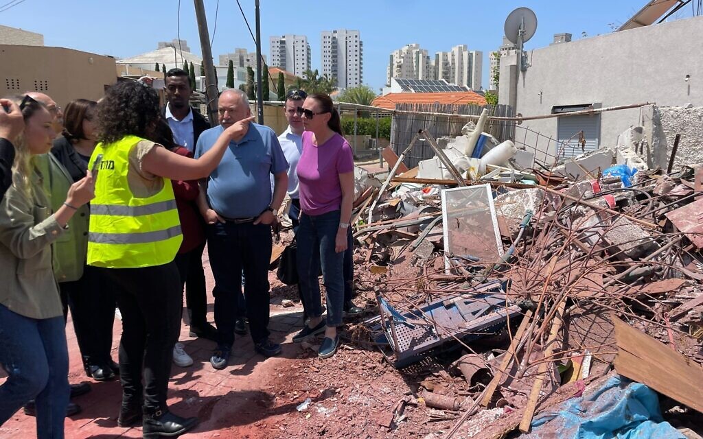 Avigdor Liberman et les députés de Yisrael Beytenu visitent la scène d'une attaque à la roquette à Ashkelon le 11 mai 2023 (Crédit : Carrie Keller-Lynn/The Times of Israel)