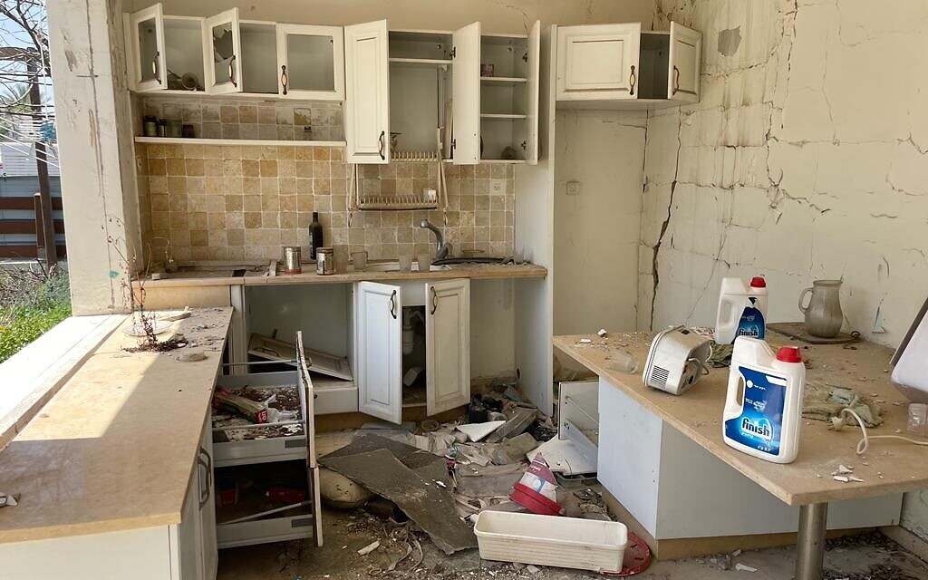 Une maison détruite par une précédente attaque à la roquette à Ashkelon, le 11 mai 2023 (Crédit : Carrie Keller-Lynn/The Times of Israel)