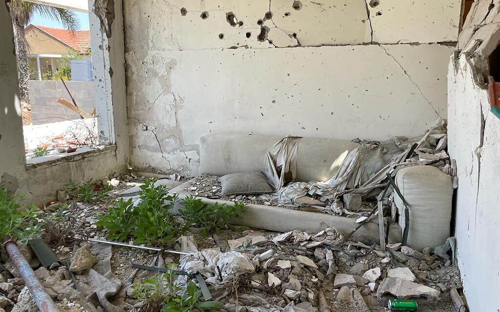 Une maison détruite par une attaque à la roquette à Ashkelon, le 11 mai 2023 (Crédit : Carrie Keller-Lynn/The Times of Israel)