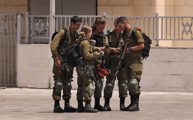 Des soldats du commandement du Front intérieur de Tsahal dans la ville portuaire d'Ashdod, le 12 mai 2023, au milieu des combats entre Israël et le groupe terroriste palestinien du Jihad islamique basé à Gaza. (Crédit : Jack Guez/AFP)