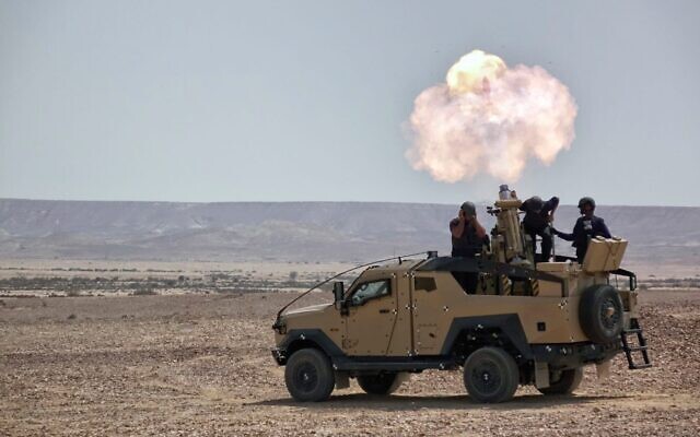 Un système de munition de mortier Elbit ancré sur un véhicule militaire. (Crédit : Elbit)