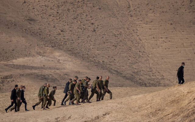 Le chef d'état-major de Tsahal de l'époque, Aviv Kohavi, Ofer Winter et des officiers de l'armée israélienne inspectent la zone où deux officiers de l'unité de commando Egoz ont été tués dans un accident de tir ami à l'extérieur d'une base le 13 janvier 2022. (Crédit : Yonatan Sindel/Flash90)