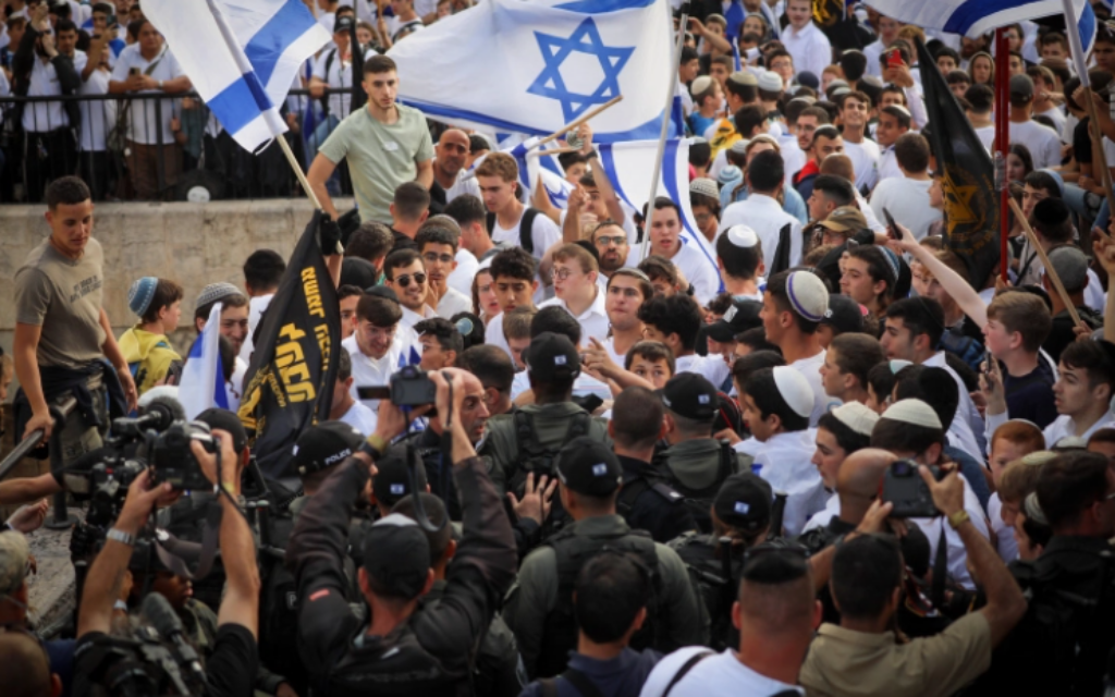 De jeunes hommes juifs tiennent des drapeaux israéliens et des drapeaux de l'organisation d'extrême droite Lehava à la porte de Damas dans la Vieille Ville de Jérusalem, lors des célébrations de la Journée de Jérusalem, le 18 mai 2023. (Crédit: Jamal Awad/Flash90)
