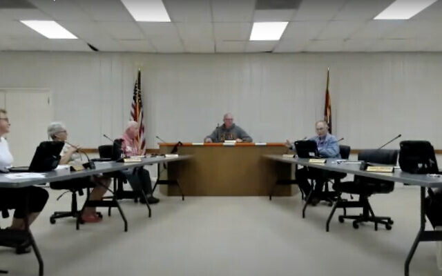 Le maire Stephen Wright d'Odessa, Missouri (au centre) a déclaré que les éboueurs de la ville "n'essaient pas de juifier qui que ce soit" lors d'une réunion du conseil municipal, le 15 mai 2023. (Crédit : Capture d'écran/JTA)