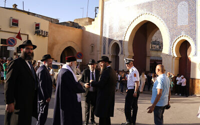 Des rabbins de Habad visitent la vieille ville de Fès, au Maroc, le 18 mai 2023. (Crédit : Avi Winner/Merkos 302)