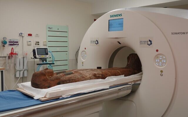 Un ancien sarcophage égyptien subit un scanner au centre médical Shaare Zedek à Jérusalem, le 21 mai 2023. (Crédit : Hôpital de Shaare Zedek)