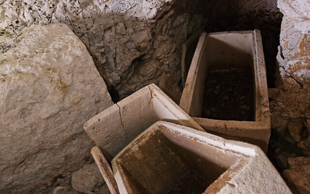 Les inspecteurs de l'Unité de prévention des vols de l'Autorité israélienne des Antiquités et de la police de Kfar Kana ont découvert ces trois ossuaires dans une grotte funéraire vieille de 1 800 ans dans le nord d'Israël qui a failli être détruite par des travaux de construction en mai 2023. (Crédit : Autorisation/Yoli Schwartz/IAA)