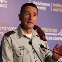 Le chef de Tsahal, le lieutenant-général Herzi Halevi, s'exprime lors d'une conférence organisée par l’Institute for Policy and Strategy de l'université Reichman à Herzliya, le 23 mai 2023 (Crédit : Gilad Kavalerchik)