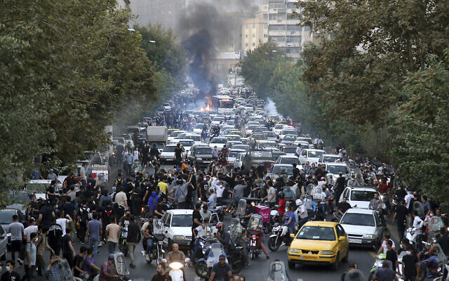 Des manifestations après la mort de Mahsa Amini à Téhéran, en Iran, le 21 septembre 2022. (Crédit : AP)