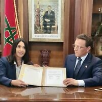 La ministre des Transports Miri Regev (à gauche) avec son homologue marocain Mohamed Abdeljali après la signature d'une série d'accords à Rabat, au Maroc, le 29 mai 2023. (Crédit : Twitter)