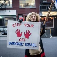Des Israéliens opposés à la réforme judiciaire du gouvernement manifestent devant les bureaux du Fonds Tikvah à New York, le 8 mars 2023. (Crédit : Luke Tress/Times of Israel)