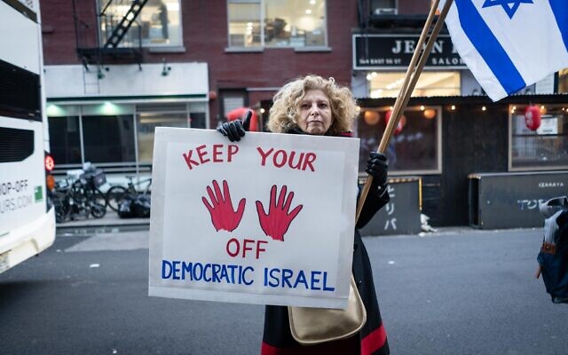 Des Israéliens opposés à la réforme judiciaire du gouvernement manifestant devant les bureaux du Fonds Tikvah, à New York, le 8 mars 2023. (Crédit : Luke Tress/Times of Israel)