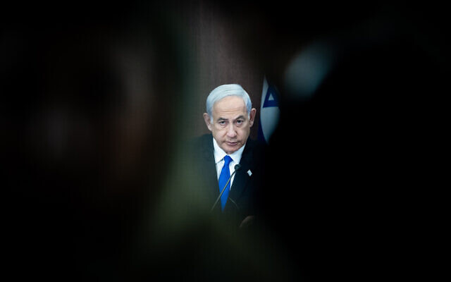Le Premier ministre israélien Benjamin Netanyahu dirige une réunion du cabinet au bureau du Premier ministre à Jérusalem, le 28 mai 2023. (Crédit : Yonatan Sindel/Flash90)