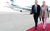 Le président Isaac Herzog et la première dame Michal Herzog à bord de leur vol pour Bakou, en Azerbaïdjan, le 30 mai 2023 (Crédit : Haim Zach/GPO)