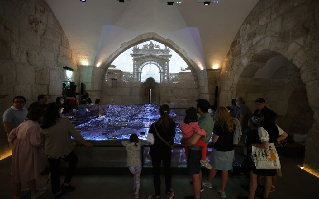 La maquette entièrement restaurée de la carte de Jérusalem, réalisée pour l'exposition universelle de Vienne en 1873, avec des supports numériques supplémentaires pour le musée rénové de la Tour de David à Jérusalem, qui rouvrira ses portes le 1er juin 2023 (Crédit : Abir Sultan)