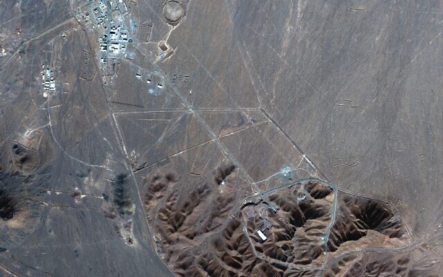 Cette photo satellite prise par Maxar Technologies montre le site nucléaire iranien de Fordo le 4 novembre 2020. (Crédit : Maxar Technologies/AP)