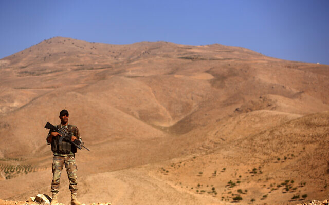 Illustration -- Une photo prise lors d'une tournée de presse organisée par l'armée montre un soldat de l'armée libanaise de la 6e brigade gardant la frontière libano-syrienne, le 28 août 2017 (Crédit : PATRICK BAZ / AFP)