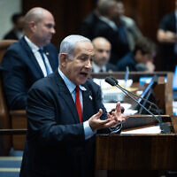 Le Premier ministre Benjamin Netanyahu s'adresse à la Knesset lors d'un débat, à Jérusalem, le 29 mai 2023. (Crédit : Yonatan Sindel/Flash90)