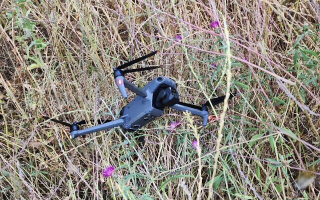 Un mini drone abattu par l'armée israélienne à la frontière avec le Liban, le 24 mai 2023. (Crédit : Armée israélienne)