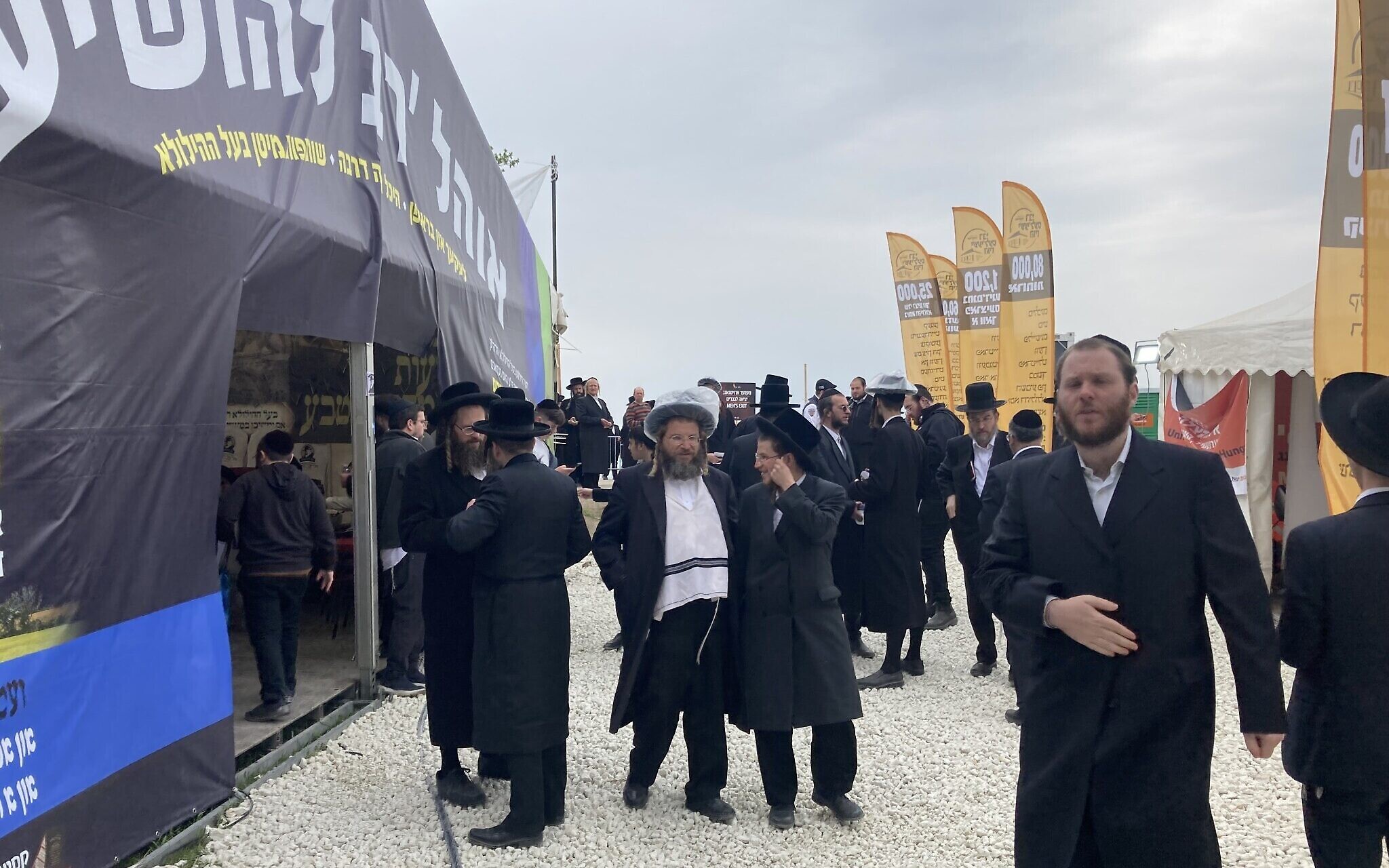 Des juifs hassidiques lors du pèlerinage annuel sur la tombe du "rabbin faiseur de miracles" Yeshaya Steiner à Bodrogkeresztur, en Hongrie, le 24 avril 2023. (Crédit : Yaakov Schwartz/ Times of Israel)