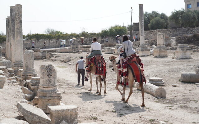Des Israéliens visitent le site de l'ancien village de Sebastia près de la ville de Naplouse en Cisjordanie, le 22 avril 2019, pendant la fête juive de Souccot. (Crédit : Hillel Maeir/Flash90)