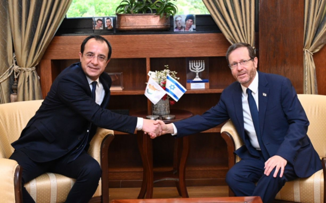 Le président chypriote Nikos Christodoulides (G) et le président Isaac Herzog à la résidence du président à Jérusalem le 11 mai 2023 (Crédit : Haim Zach/GPO)